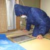 １、床下、天井裏に入り、しっかりした耐震診断を行います。